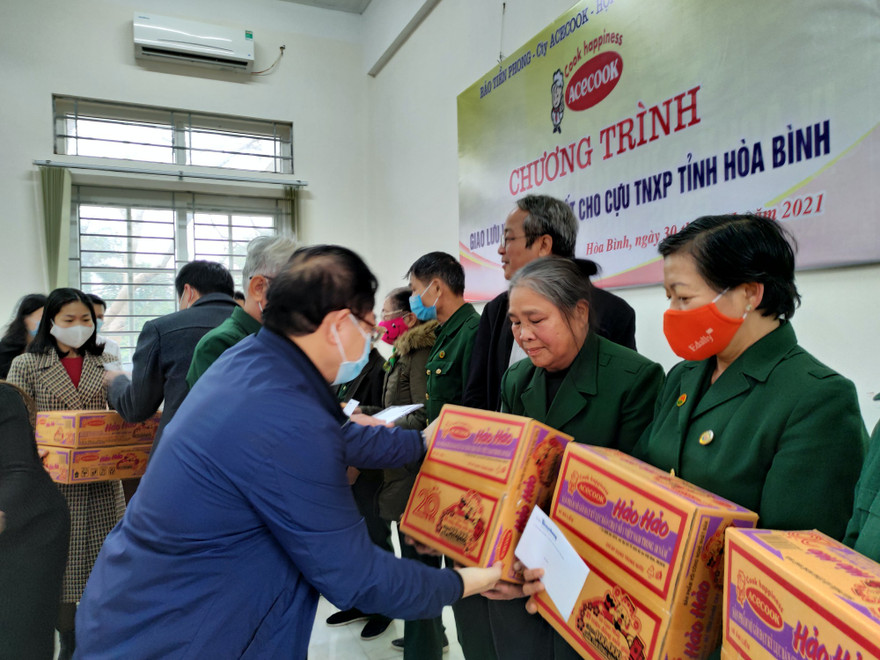 Tổng Biên tập báo Tiền Phong Lê Xuân Sơn trao quà cho các cựu TNXP tỉnh Hòa Bình