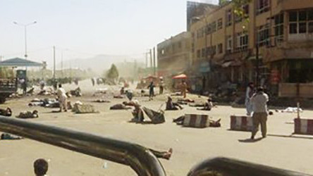 Thi thể người biểu tình nằm la liệt tại hiện trường sau vụ tấn công đẫm máu