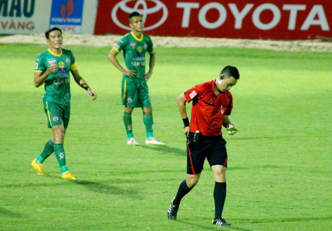 Chí Công đi theo chửi thề nhằm vào trọng tài Ngô Duy Lân