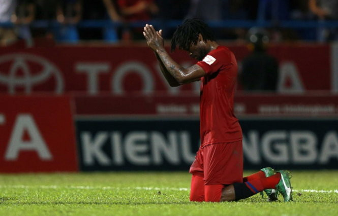 Fagan quỳ xuống sân chắp tay vái trọng tài 