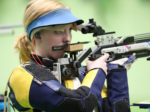 Nữ xạ thủ người Mỹ Virginia Thrasher đã giành tấm HCV đầu tiên của Olympic 2016