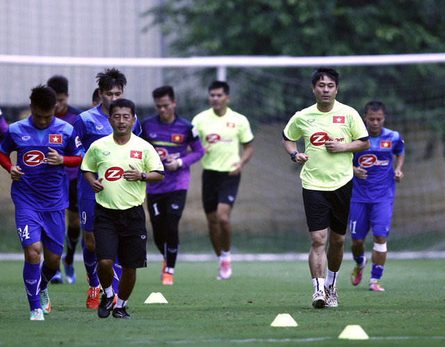 HLV Hữu Thắng và các cầu thủ thoải mái trên sân tập mới của VFF.