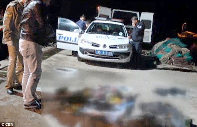 Thi thể bé gái tị nạn được trục vớt. Ảnh: Dailymail