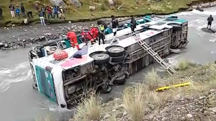 Lực lượng cứu hộ làm việc tại hiện trường. Ảnh: Skynews