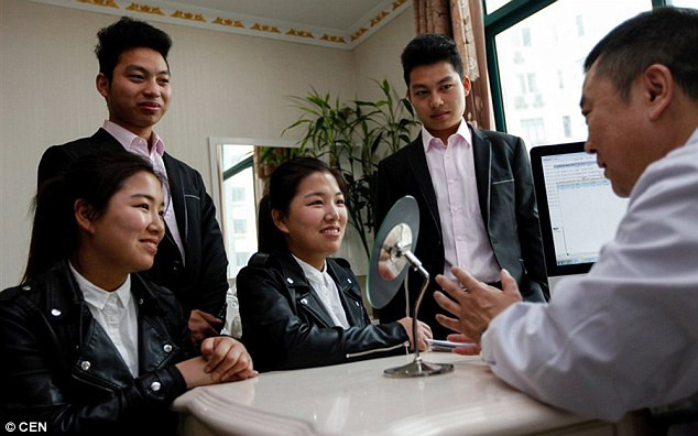 Hai cặp vợ chồng sinh đôi. Ảnh: Dailymail