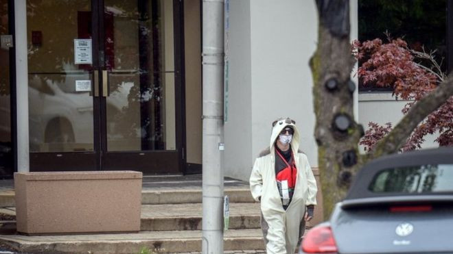 Nam thanh niên mặc bộ đồ gấu trúc bị cảnh sát bắn ba phát. Ảnh: BBC