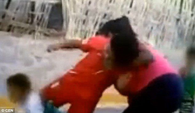 Hành động của bà mẹ khiến nhiều người phẫn nộ.