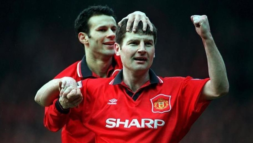 Irwin thời còn sát cánh bên huyền thoại Ryan Giggs trong màu áo MU.