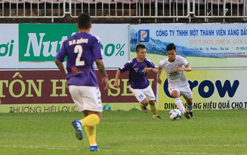 Một pha tranh bóng trận HA.GL thắng Hà Nội T&T 1-0.