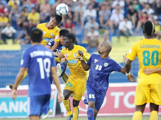 Một tình huống tranh bóng trận Thanh Hoá-Quảng Nam hôm 10/7.