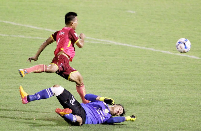 Pha vào bóng nguy hiểm của Bửu Ngọc với tiền đạo Duy Long.