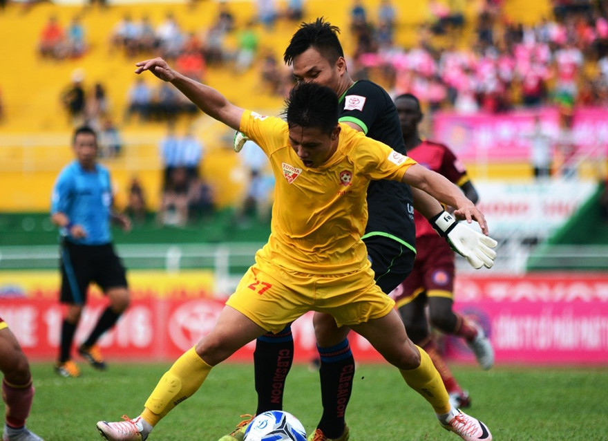 Hải Phòng (áo vàng) thoát thua kịch tính trên sân Thống Nhất của CLB Sài Gòn.