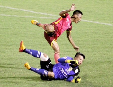 Pha vào bóng rợn người của Bửu Ngọc với tiền đạo Duy Long.