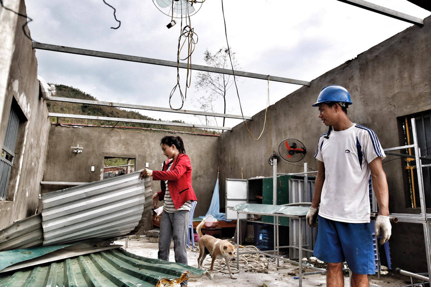 Anh Hoà, chị Sâm là công nhân Fomusa. Mái nhà của gia đình anh chị bị bão thổi bay khiến cả rơi vào cảnh "màn trời chiếu đất"