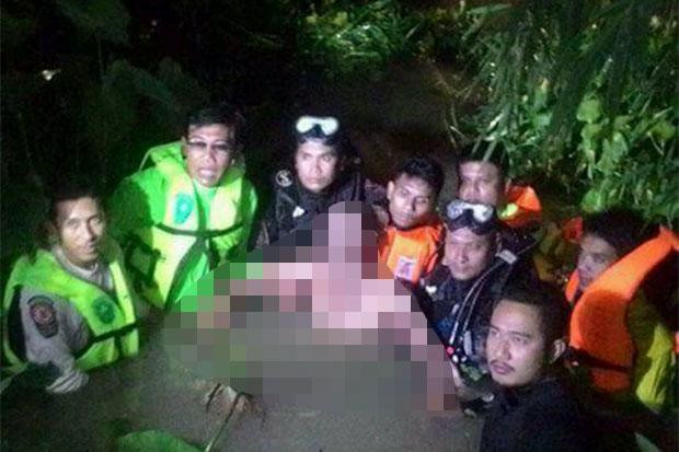 Thi thể nạn nhân được đưa lên bờ. Ảnh: Bangkokpost