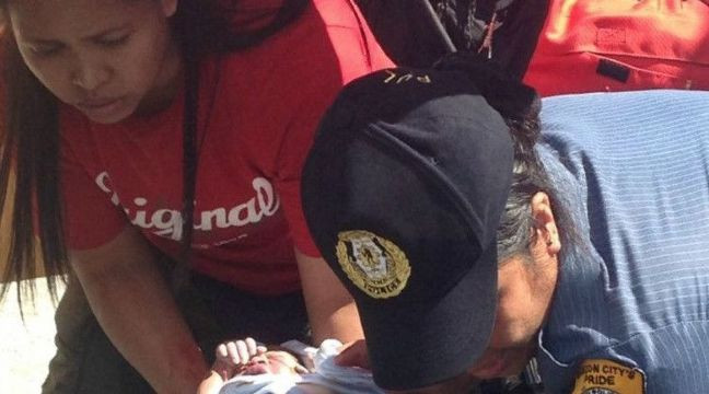 Bức ảnh chụp em bé chào đời trước khi tới bệnh viện. Ảnh: TodayOnline