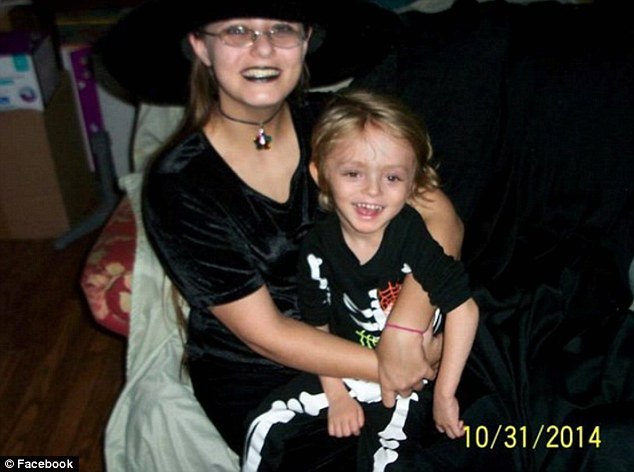 Lola Griffith và con trai. Ảnh: Dailymail