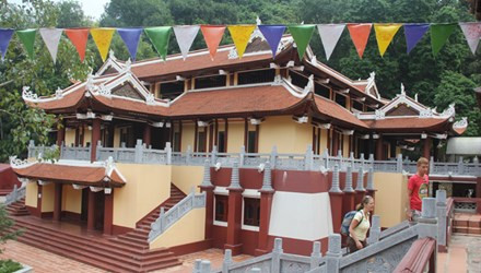 Công trình xây dựng đồ sộ với lối kiến trúc lạ ngay tại khu vực vùng lõi di sản Thiên Trù, khu danh thắng Hương Sơn. Ảnh: Toan Toan.