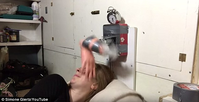 Đồng hồ lắp tay giả để tát mặt chủ nhân 'đánh thức'