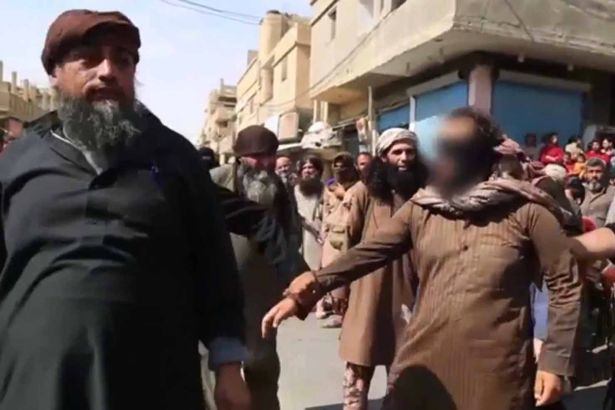 Nạn nhân bị chặt tay trước sự chứng kiến của nhiều người. Ảnh: Mirror