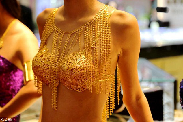 Cận cảnh chiếc áo lót bằng vàng ròng. 