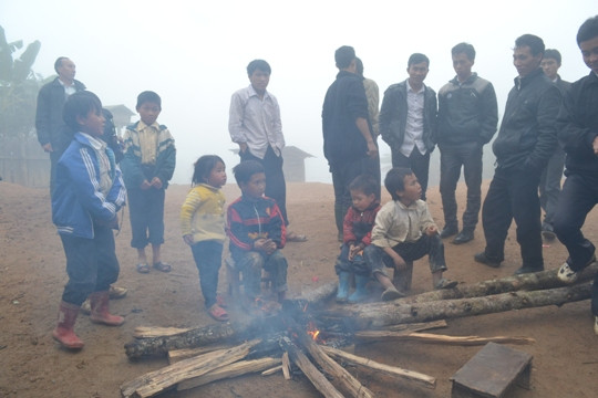 Nhóm lửa cho học trò sưởi ấm vào những ngày giá rét. 