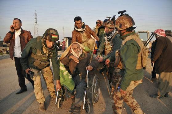 Một cụ già thuộc bộ tộc Yazidi được IS phóng thích tại Iraq hồi tháng 1/2015. Ảnh: NYDailyNews