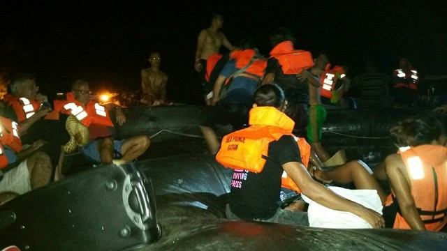 Các hành khách trải qua một phen sợ hãi. Ảnh: CNA