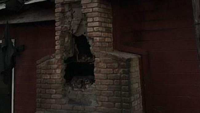 Đội cứu hộ phải đập ống khói để giải cứu nạn nhân. Ảnh: Cairnspost