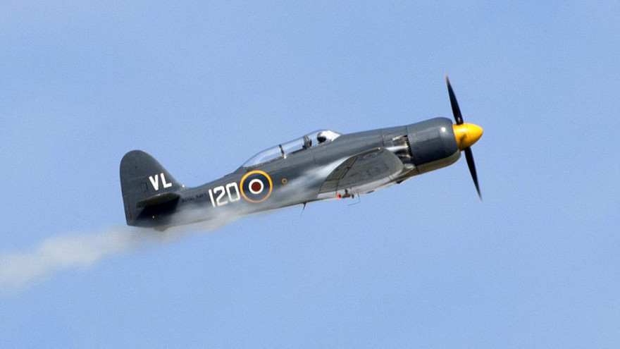 Khói trắng bốc lên từ chiếc Hawker Sea Fury khi đang trình diễn