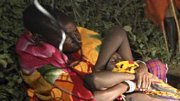 Cảnh một người Kenya bị cắt bao quy đầu năm 2012