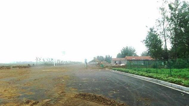 Một đường cao tốc xây dựng bất hợp pháp bị phủ dưới lớp bùn đất ở Giang Tô, Trung Quốc