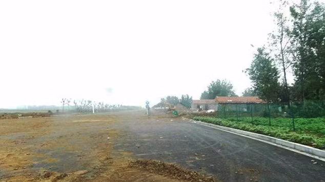 Một đường cao tốc xây dựng bất hợp pháp bị phủ dưới lớp bùn đất ở Giang Tô, Trung Quốc