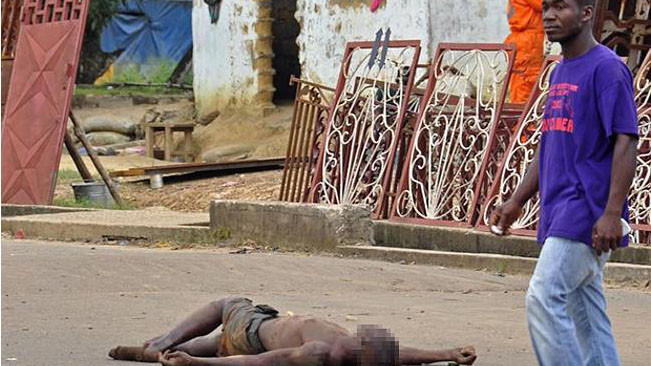 Xác nạn nhân dịch Ebola nằm trên đường 