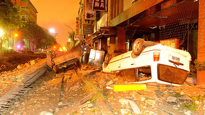 Ô tô bị hất tung, mặt đường bị xé nát vì nổ gas