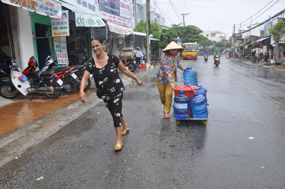 Người dân TP Rạch Giá vận chuyển nước về nhà. 