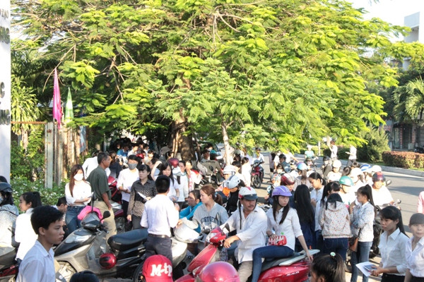 Bố ngoài biển ngóng tin con đi thi THPT quốc gia