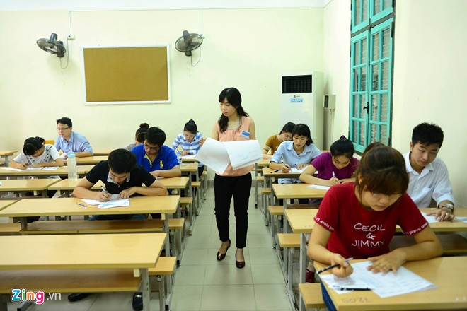 Các thí sinh dự thi môn Lịch sử. Ảnh: Zing