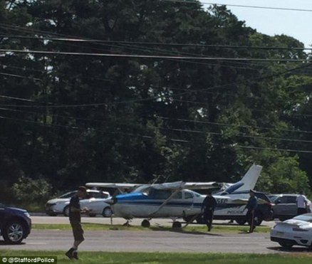 Hình ảnh máy bay hạ cánh trên cao tốc.