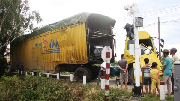 Chiếc xe đầu kéo mắc kẹt tại đường ray sau vụ tai nạn khiến tuyến đường sắt Bắc-Nam ách tắc nhiều giờ liền.