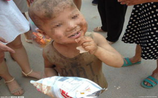 Bé trai 7 tuổi bị hành hạ phải sống trong chuồng lợn hôi hám