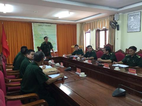 Thượng tá Võ Trọng Hải cung cấp thông tin cho báo chí.