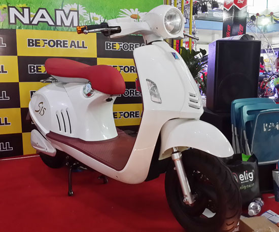 Từ kiểu dáng cho đến lô gô của Before All S15 đều giống Vespa 946. Ảnh: Đ.H