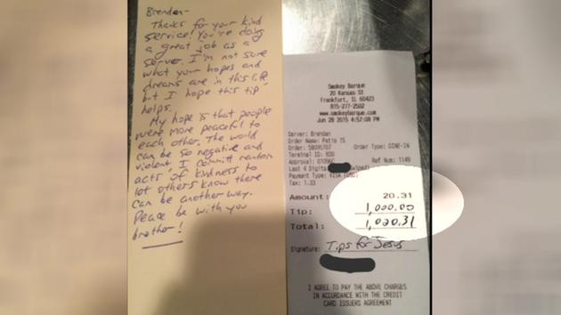 Tờ hóa đơn và mẩu giấy mà vị khách để lại. Ảnh: Abc7news.