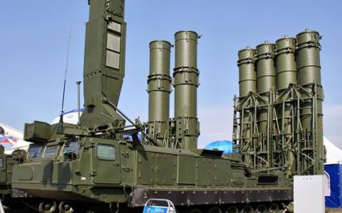 Tên lửa Antey-2500 của hãng sản xuất vũ khí Almaz-Antey. 