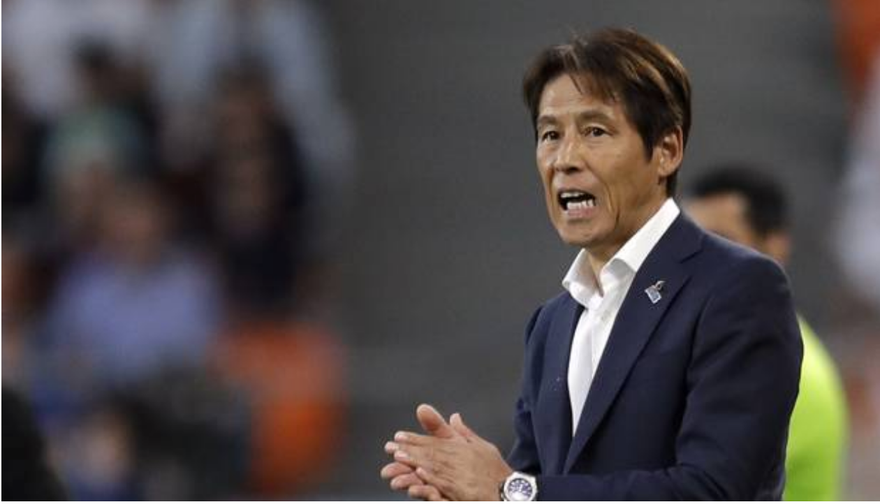 HLV Akira Nishino đang bất phân thắng bại với ông Park Hang Seo ở cấp độ ĐTQG.