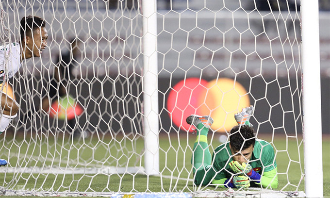 Thủ môn Bùi Tiến Dũng hạnh phúc khi sai sót được các đồng đội sửa.