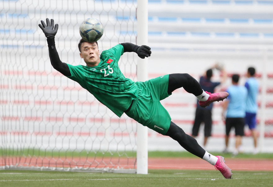 Thủ môn Bùi Tiến Dũng có được ông Park Hang Seo tiếp tục trao cơ hội bắt chính ở trận đấu với U22 Singapore hôm nay?