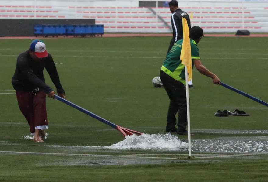 Mặt sân Rizal Memorial sũng nước do bão Kammuri gây mưa lớn.