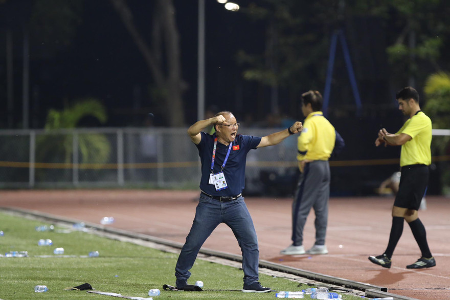 HLV Park Hang Seo không giấu được sự phấn khích khi chứng kiến U22 Việt Nam cầm hoà Thái Lan để chiếm vị trí nhất bảng B cùng suất vào bán kết SEA Games 30.